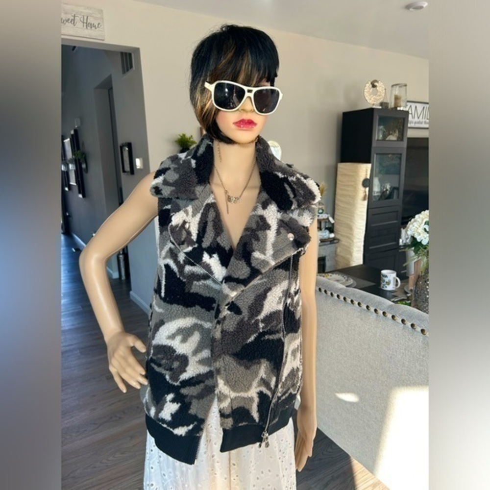 ✨Forever 21 biker moto camouflage camo vest M